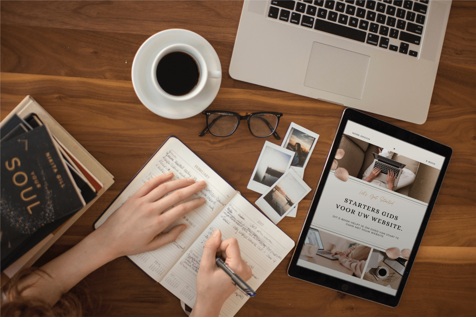 Uitwerken website ontwerp Bureau met computer
